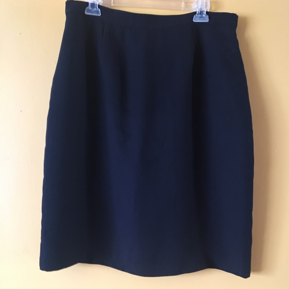 Chic black skirt!